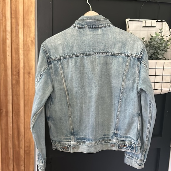 Levis Medium Light Wash Jean Jacket. Size S - Picture 4 of 11